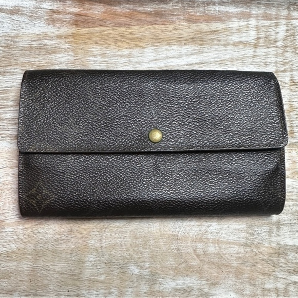 AUTHENTIC Louis Vuitton Monogram Canvas International wallet.